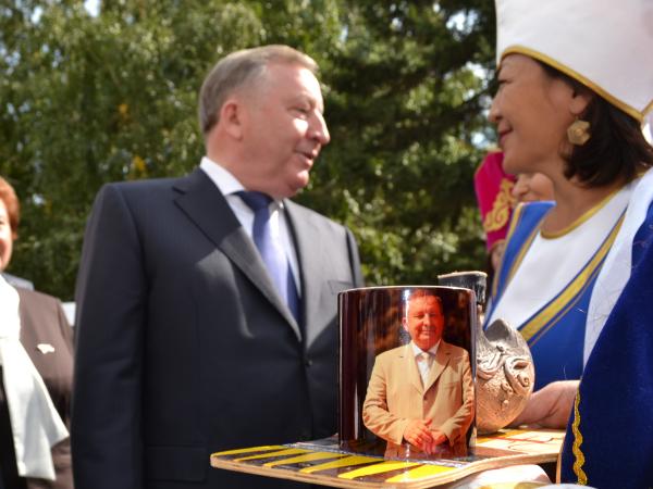 Губернатору Алтайского края Карлину исполнилось 64 года. Немного о личном