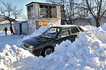 Власти Челябинска заявили, что уборка снега на дорогах нецелесообразна 
