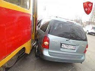 Из-за аварий на путях в Барнауле трамваи и троллейбусы часами стоят в пробках