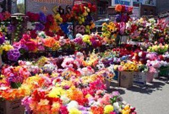 В Бийске бойко идет торговля искусственными цветами в публичных местах