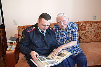 В канун Дня Победы руководители УМВД России по г. Барнаулу побывали в гостях у ветеранов 