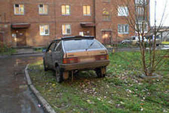Барнаульские власти штрафуют за парковку на газонах и детских площадках 