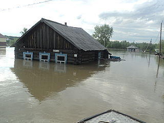 Сотрудники транспортной полиции Алтая эвакуируют пострадавших от паводка в Барнауле