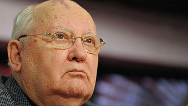 Горбачев: во внутренний конфликт на Украине нельзя вмешиваться никому