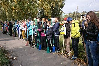 Барнаульские школьники очистили сквер на проспекте Космонавтов