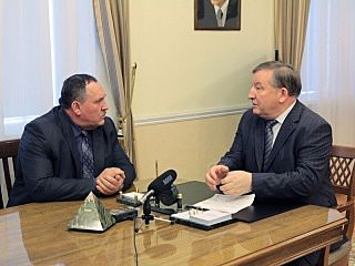 Алтайский губернатор обсудил с главой администрации Бийска, почему повысились цены на проездные