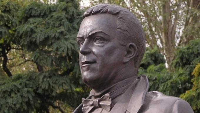 1-ый монумент Иосифу Кобзону установили в РФ