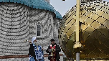 Золотые купола установили на храм в исправительном учреждении Новоалтайска