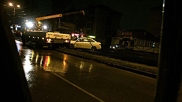 Автомобиль застрял на трамвайных путях в Барнауле