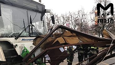 Видео наезда автобуса на остановку в Москве