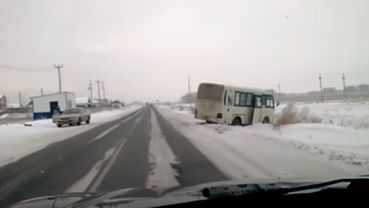 Маршрутный автобус съехал в кювет в результате ДТП в Барнауле