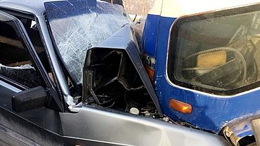 Легковушка врезалась в грузовик в Бийске