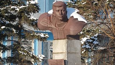 Как в Барнауле прокуратура заставила восстановить памятник Герою СССР