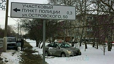 Очевидцы: водителю такси стало плохо во время движения в Барнауле