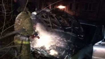 Загоревшийся автомобиль в Бийске тушили семеро пожарных