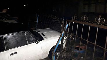 Очевидцы: водитель ВАЗа в Барнауле протаранил ворота детсада и скрылся 