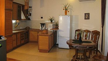 Квартиру с теплыми лоджиями продают в элитном районе Барнаула за 11 млн руб