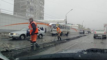 Дорожников Бийска обвинили в укладке асфальта в дождь и мокрый снег