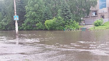 Очевидцы: в Новоалтайске затопило улицу после урагана