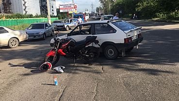 Мотоциклист сделал тройное сальто после столкновения с машиной в Бийске