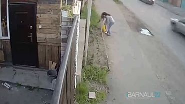 Не смогли пройти мимо: крадущих цветы девушек сняли на видео в Барнауле