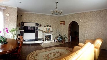 Дом с мраморным камином и встроенным пылесосом продают в Барнауле за 12 млн