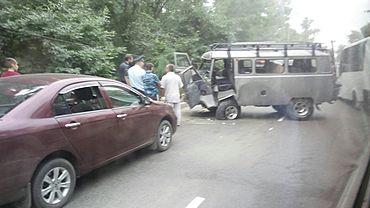 Мужчина пострадал после столкновения микроавтобуса УАЗ со столбом в Бийске