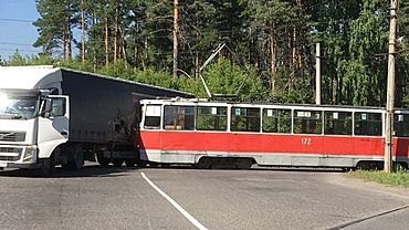 Трамвай разбило после столкновения с фурой в Бийске