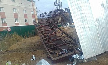 Башенный кран упал на детский сад в Барнауле