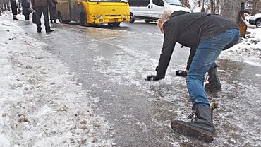 Очевидцы: жительница Барнаула сломала ногу, пытаясь зайти в троллейбус