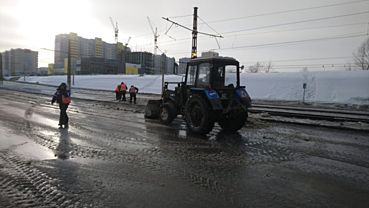 Трамваям открыли движение по улице Малахова, где была авария на водоводе