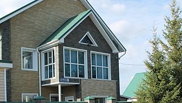 Дом у озера с зоной барбекю и бассейном продают в Барнауле за 13,5 млн рублей 