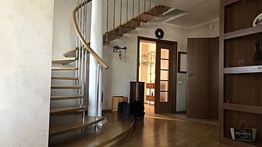 Двухъярусную квартиру с четырехметровыми потолками продают в Барнауле за 12 млн