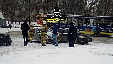 Женщина-водитель пострадала при столкновении двух легковушек в Барнауле