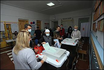 20 сентября 2021 г., Барнаул. Екатерина Смолихина   Детям – шарик, взрослым – бюллетени. Выборы - 2021 в Барнауле