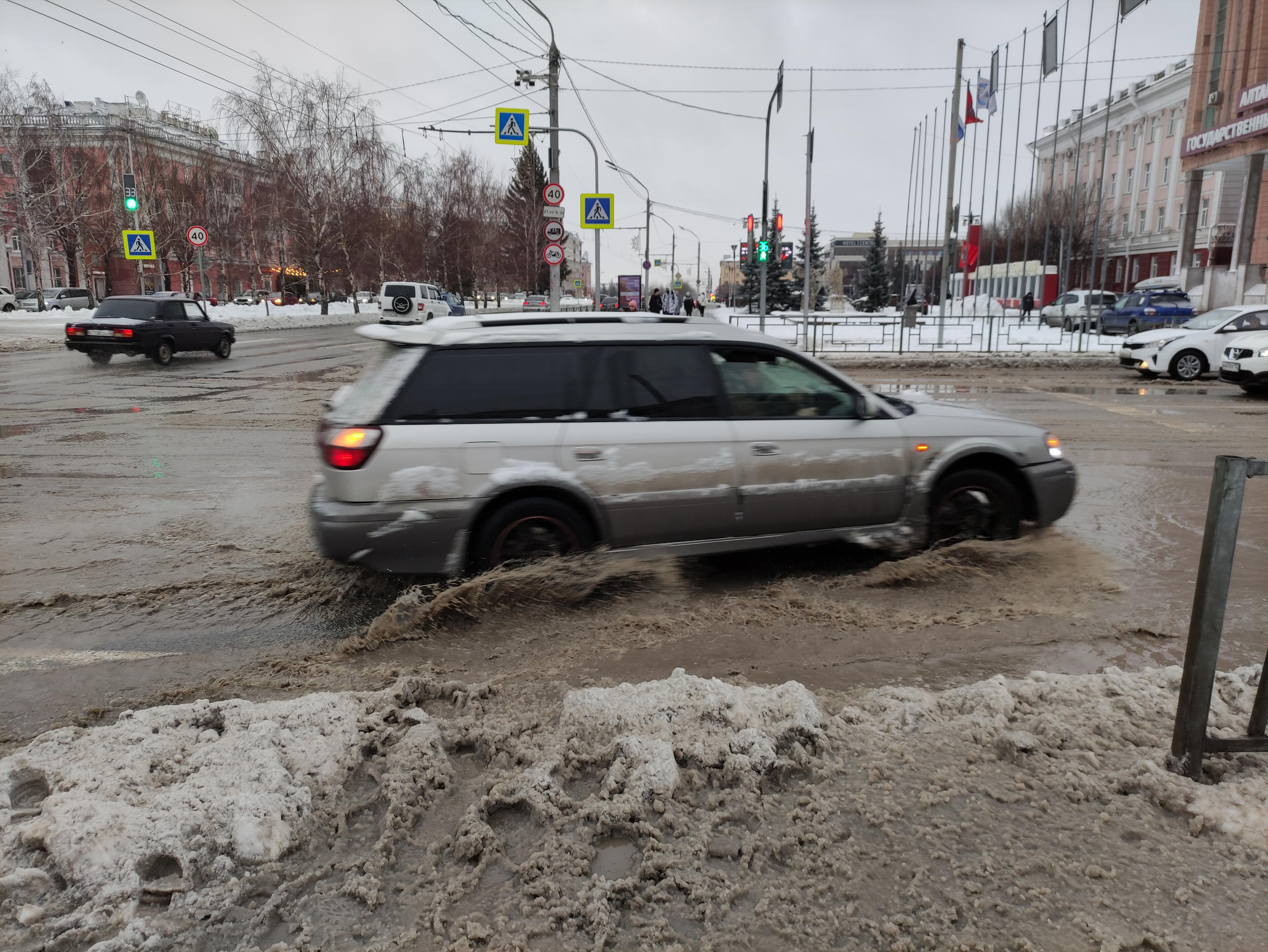 В Барнауле выпало рекордное количество снега, который превратил улицы в  реки. Фото