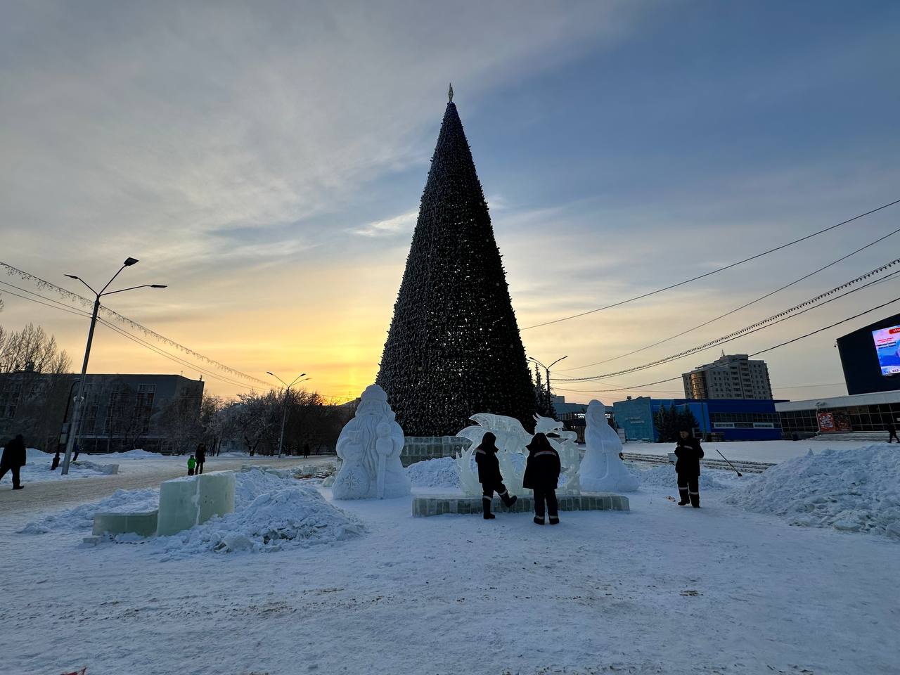 Новогодний городок строят на площади Сахарова в Барнауле. Фото