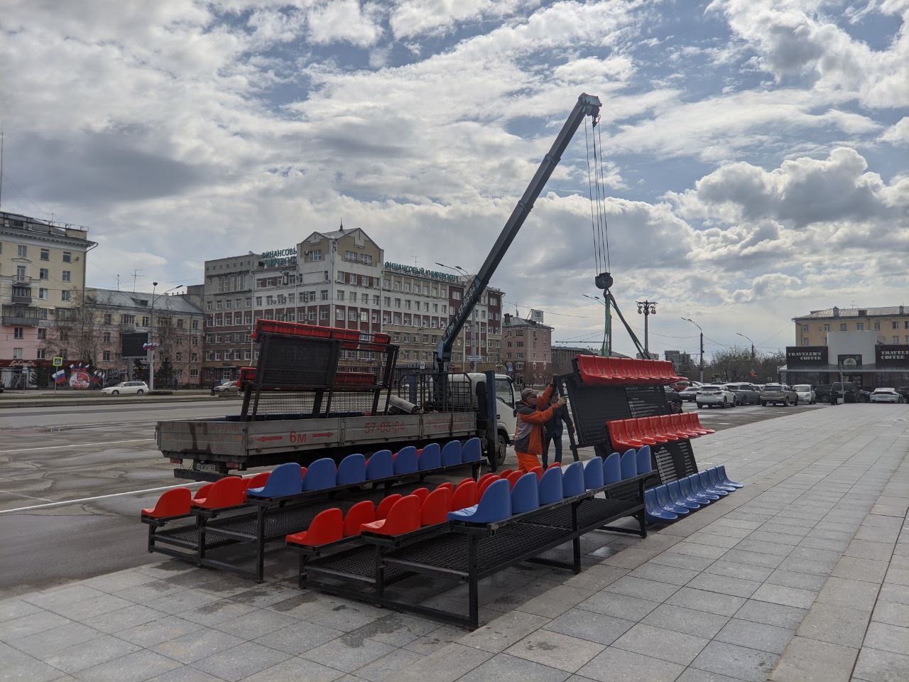 В Барнауле на площади Советов начали монтировать трибуны к 9 Мая. Фото