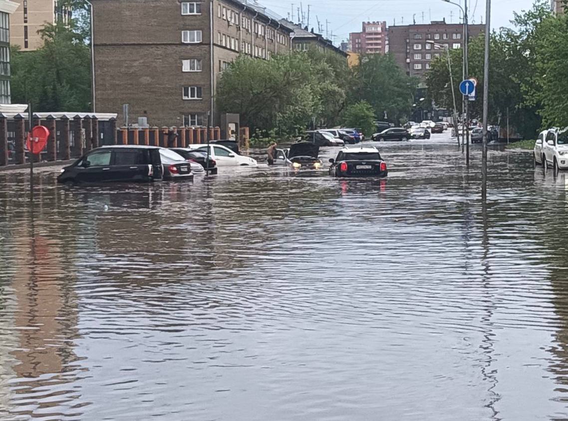 Машины топит по капот. На Новосибирск обрушился мощный ливень с градом