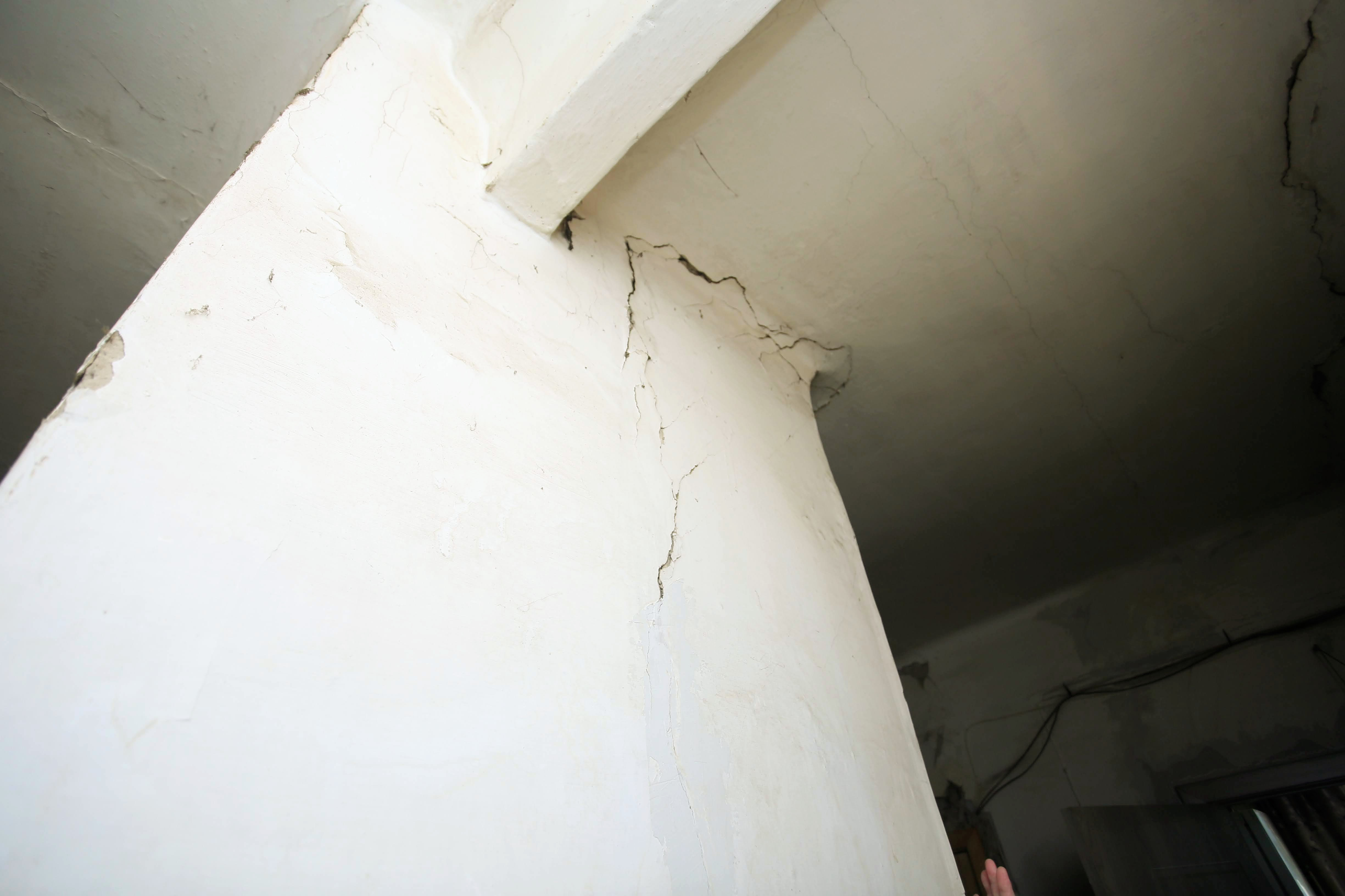 Жители аварийного дома в Калуге: «Тараканы нас закусали»