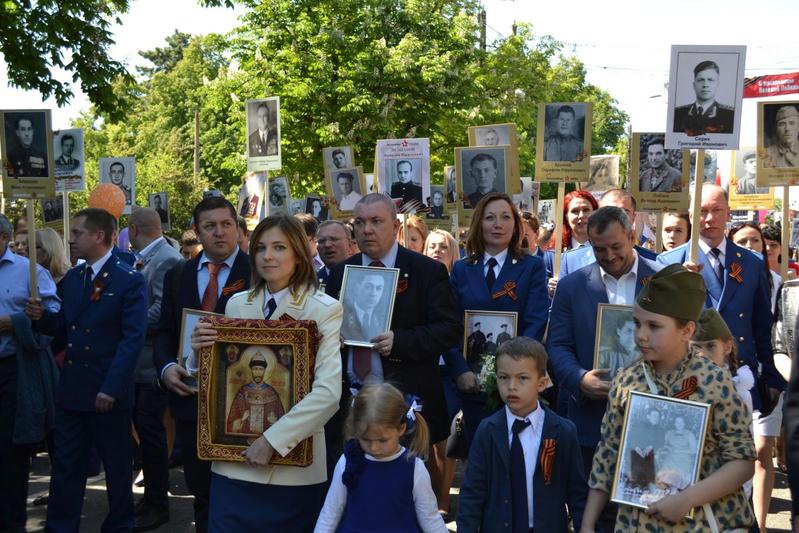 Поклонская на бессмертном полку с иконой николая