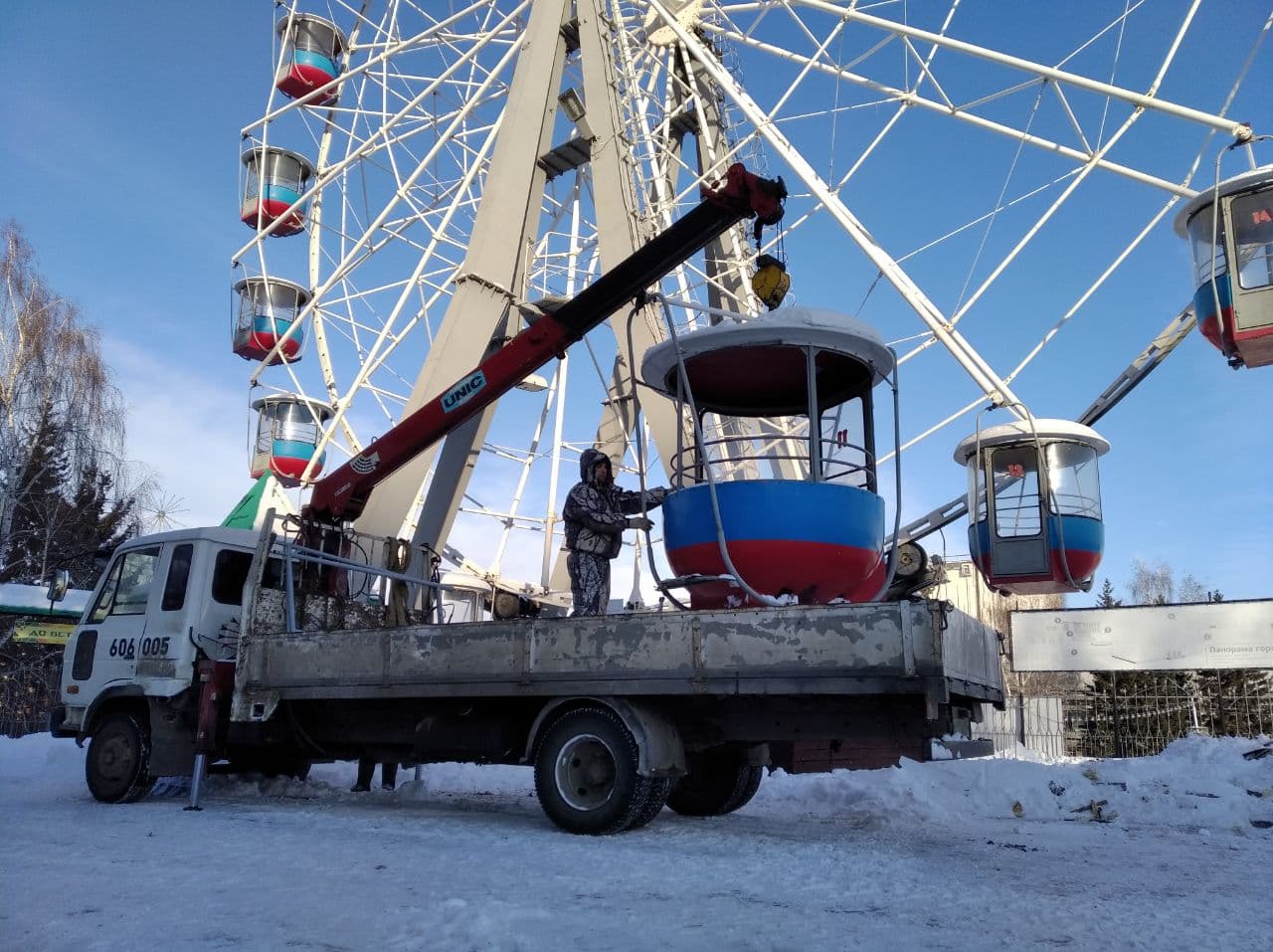 Колесо обозрения на площади Сахарова начали демонтировать