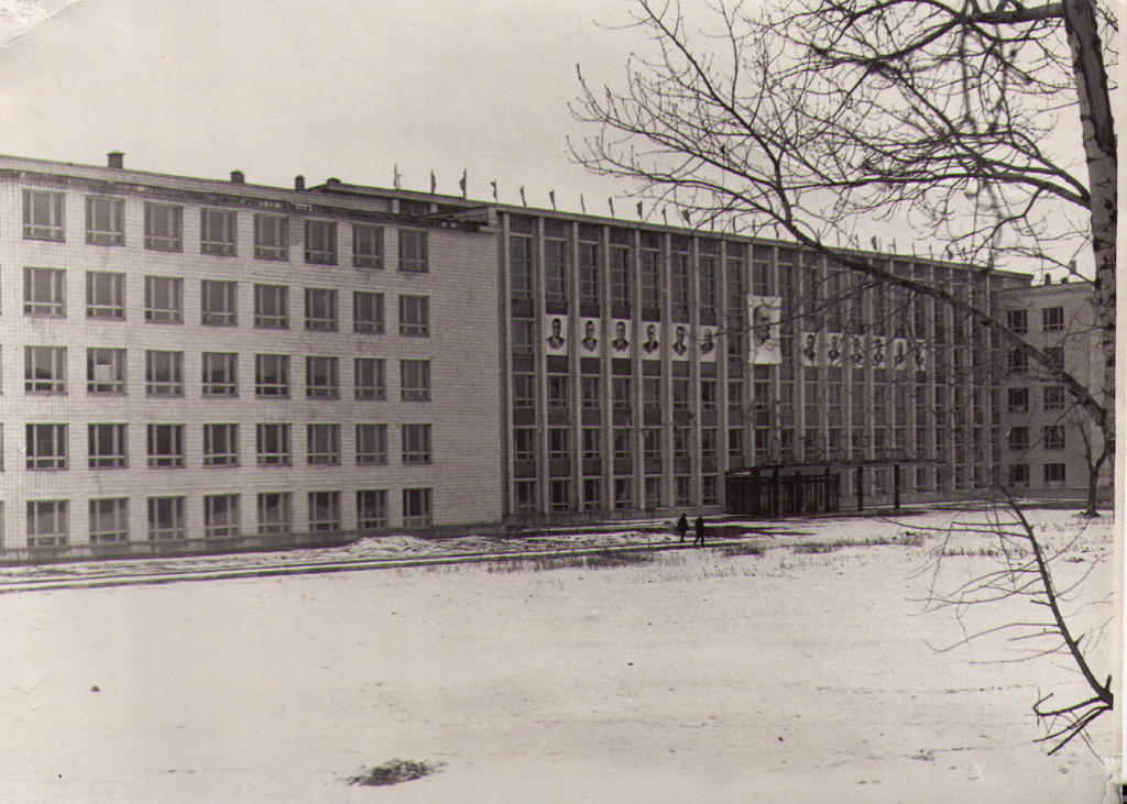 Старый 70 лет. Барнаул Старая 27 школа. Школа 22 Барнаул Старая фото. Школы Барнаула в прошлом фото. Старые фото Барнаула школа 27.