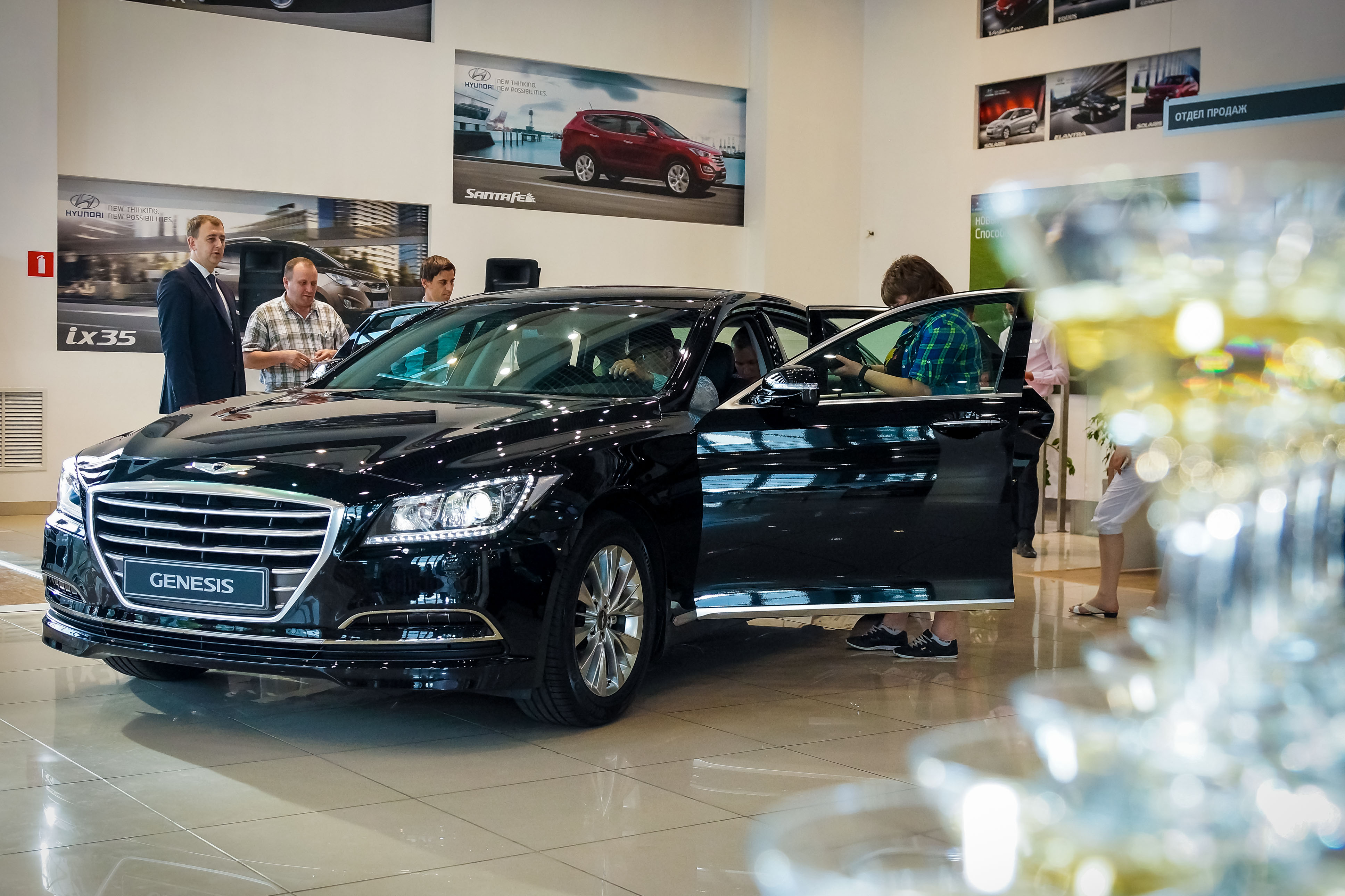 Официальные авто. Hyundai Genesis дилерский центр. Genesis официальный дилер. Хендай Генезис официальный дилер. Дилер Генезис в Москве.