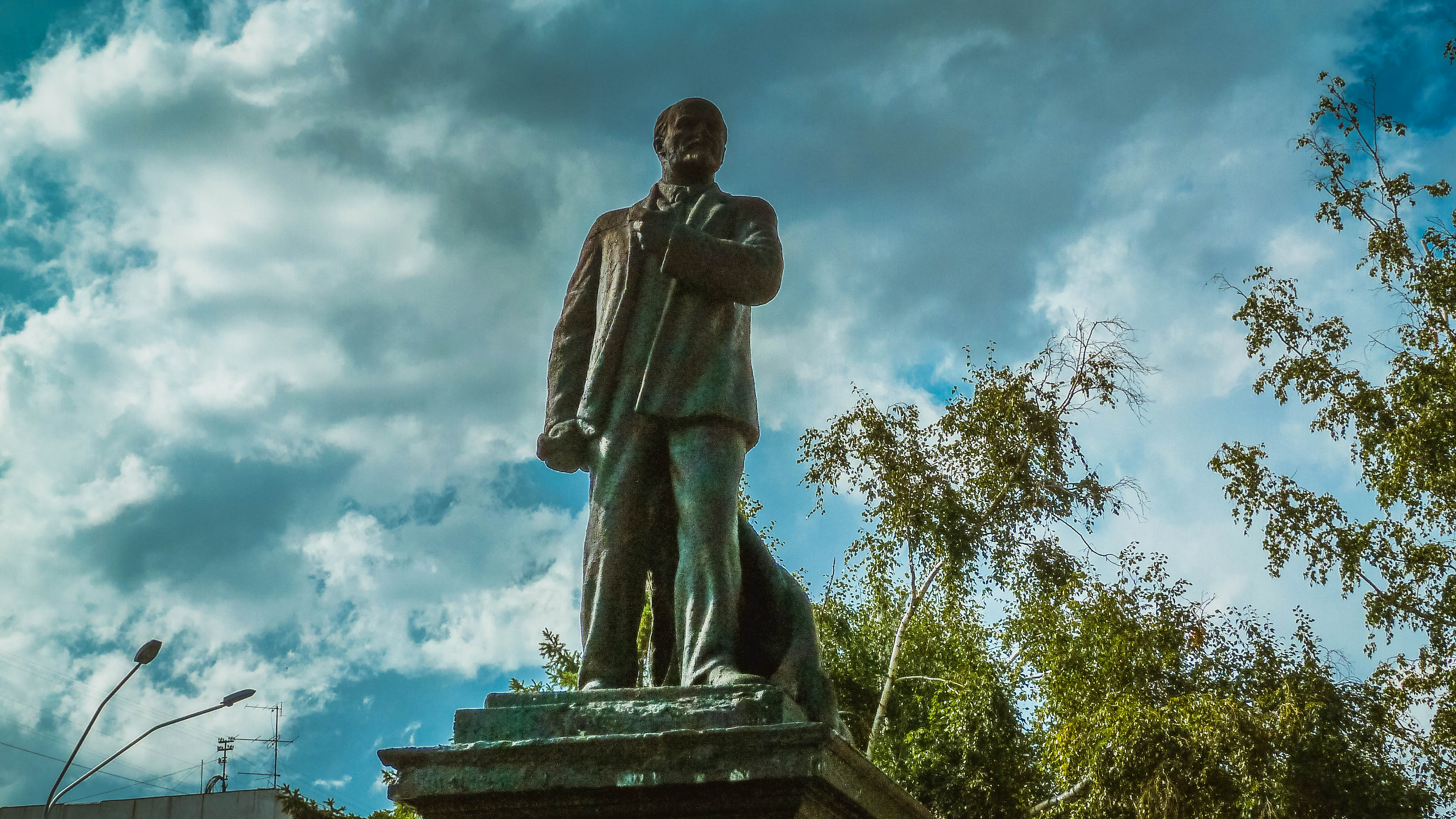 Памятник охраняемый государством. Памятники Ленину в СССР. Ленин тореадор Барнаул. Памятник Ленину тореадор. Памятник вождю пролетариата.