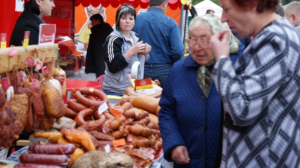 Ярмарки алтайского края. Соц ярмарка в Барнауле. Ярмарка Барнаул за сентябрь. Ярмарка Барнаул на Южном овощи. Фото социальной ярмарки вещей.