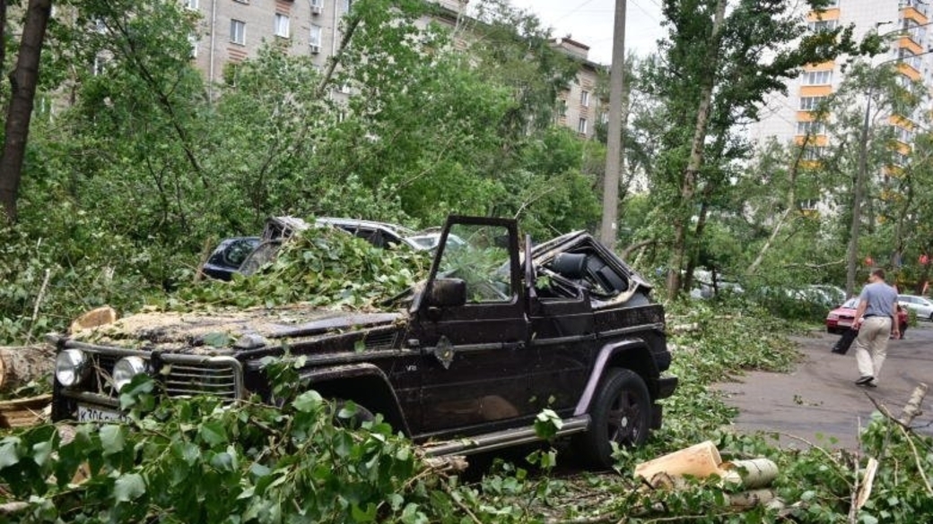 Ураган в москве последствия. Ураган в Москве 1998. Смерч в Москве 1998. Торнадо в Москве 1998. Ураган в Москве.