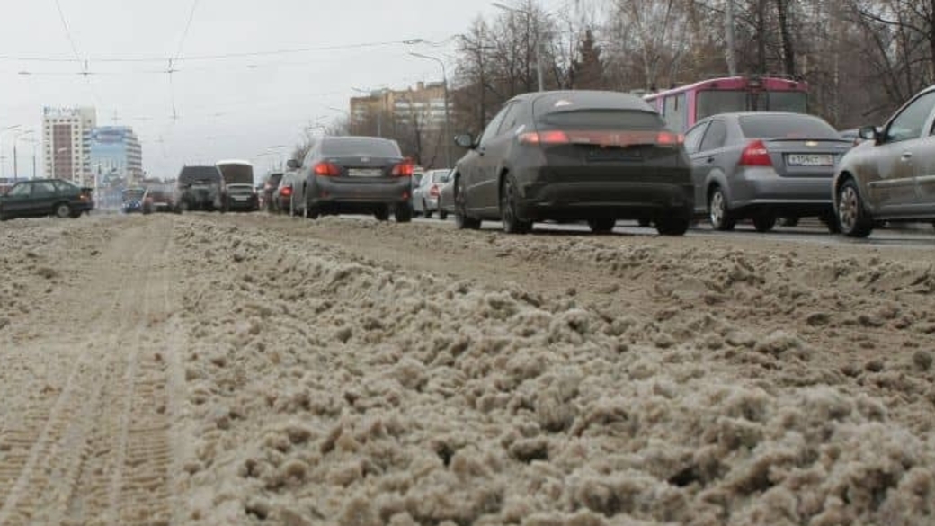 На дороге снег обмяк под ногами каша