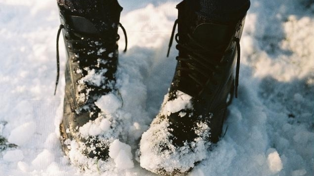 Ботинки на снегу
