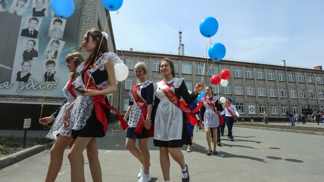 Выпускники 11 класса по окончании обучения. Барнаул последний звонок. Выпускники Алтайского края. Выпускной Барнаул. Выпускники Барнаул школа 45.